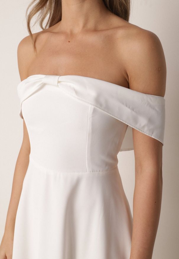 Born2be - Biała Koktajlowa Sukienka VICES Hiszpanka o Rozkloszowanym Kroju Diolora. Typ kołnierza: dekolt hiszpanka. Kolor: biały. Materiał: poliester. Typ sukienki: rozkloszowane. Styl: wizytowy