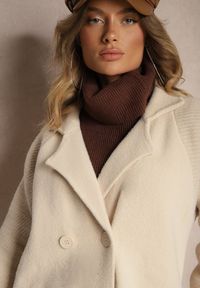 Renee - Beżowy Dwurzędowy Płaszcz z Bawełną Guzikami i Ściągaczami przy Rękawach Ililina. Okazja: na spotkanie biznesowe. Kolor: beżowy. Materiał: bawełna. Długość: długie. Sezon: jesień, zima. Styl: klasyczny, wizytowy, biznesowy #4
