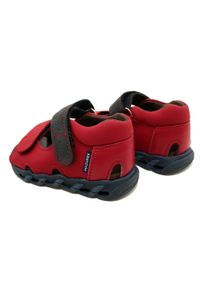 Sandałki na rzepy Mazurek 1363 Czerwony czerwone. Nosek buta: otwarty. Zapięcie: rzepy. Kolor: czerwony. Materiał: skóra. Wzór: jednolity, paski