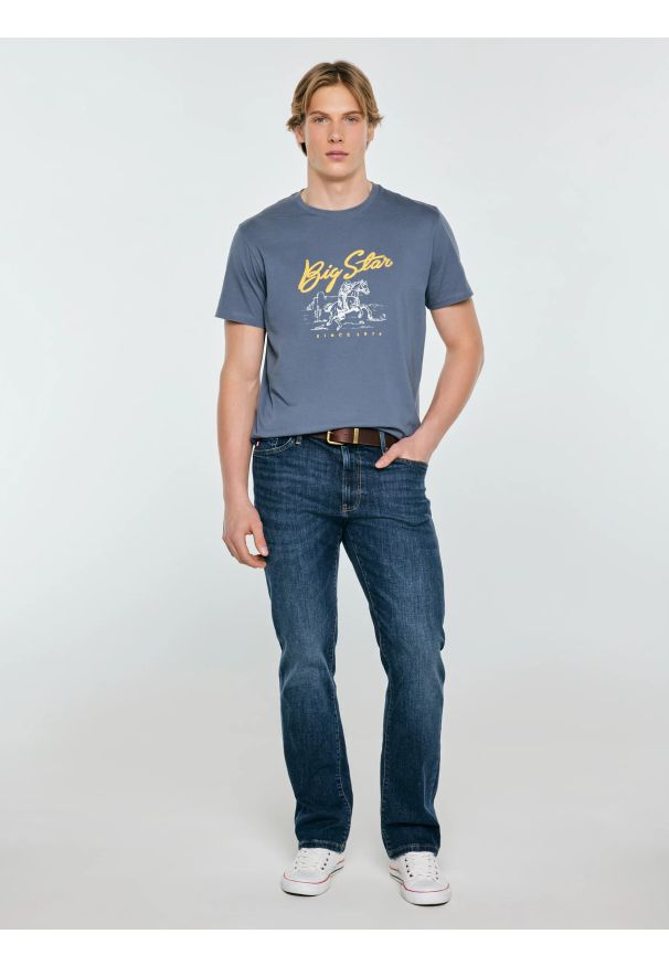 Big-Star - Koszulka męska z nadrukiem niebieska Stelianer 402. Okazja: na co dzień. Kolor: niebieski. Materiał: bawełna, jeans. Wzór: nadruk. Styl: vintage, retro, elegancki, casual, klasyczny