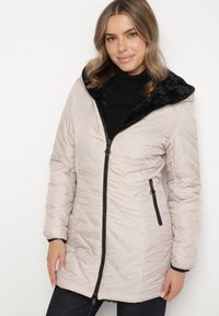 Born2be - Beżowa Pikowana Kurtka Dwustronna z Kapturem i Futerkiem Rinaresa. Okazja: na co dzień. Typ kołnierza: kaptur. Kolor: beżowy. Materiał: futro. Styl: elegancki, casual #1