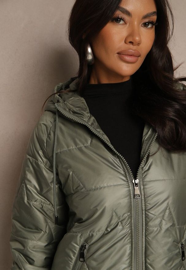 Renee - Zielona Przejściowa Kurtka z Kapturem Zdobiona Pikowaniem Fesulia. Okazja: na co dzień, na spacer. Typ kołnierza: kaptur. Kolor: zielony. Materiał: jeans. Wzór: aplikacja. Styl: casual, klasyczny