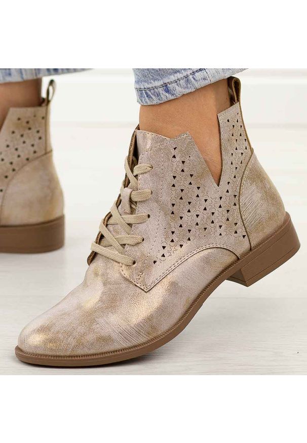 Lt. Złote ażurowe botki damskie Jezzi Mam65-112. Okazja: na co dzień. Kolor: złoty. Szerokość cholewki: normalna. Wzór: ażurowy. Materiał: skóra. Sezon: wiosna, jesień, lato. Obcas: na obcasie. Styl: casual, elegancki, boho, klasyczny. Wysokość obcasa: niski
