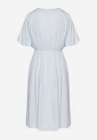 Born2be - Jasnoniebieska Bawełniana Sukienka o Rozkloszowanym Fasonie Liranelle. Okazja: na co dzień. Typ kołnierza: dekolt w kształcie V. Kolor: niebieski. Materiał: bawełna. Długość rękawa: krótki rękaw. Sezon: lato. Typ sukienki: rozkloszowane. Styl: elegancki, casual #5