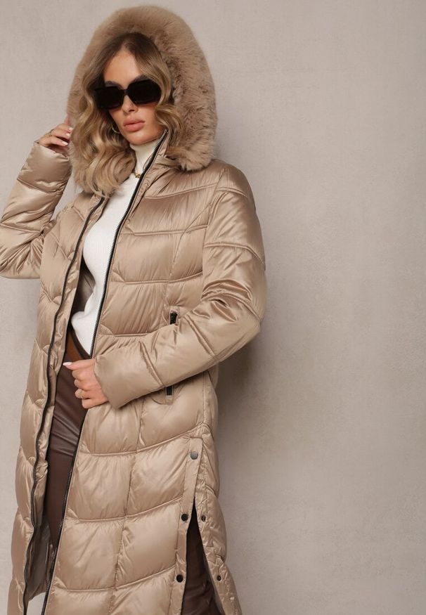 Renee - Beżowa Kurtka Płaszcz za Kolano z Pikowaniem i Odpinanym Kapturem Calarin. Kolor: beżowy. Materiał: futro, zamsz. Długość: długie. Sezon: zima. Styl: elegancki