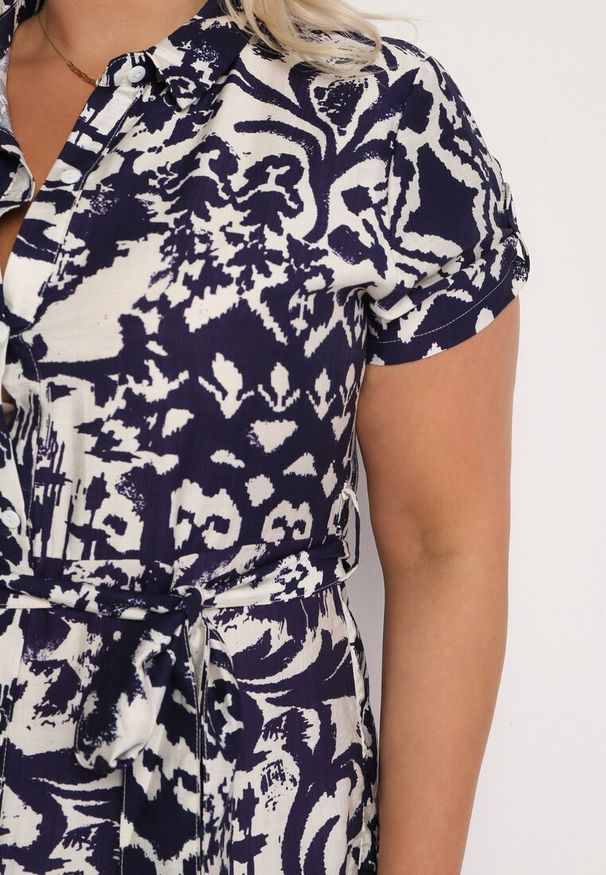 Born2be - Granatowo-Biała Rozkloszowana Sukienka z Koszulową Górą i Materiałowym Paskiem w Talii Giefia. Okazja: na co dzień. Kolor: niebieski. Materiał: materiał. Długość rękawa: krótki rękaw. Sezon: lato. Typ sukienki: koszulowe. Styl: klasyczny, casual, elegancki