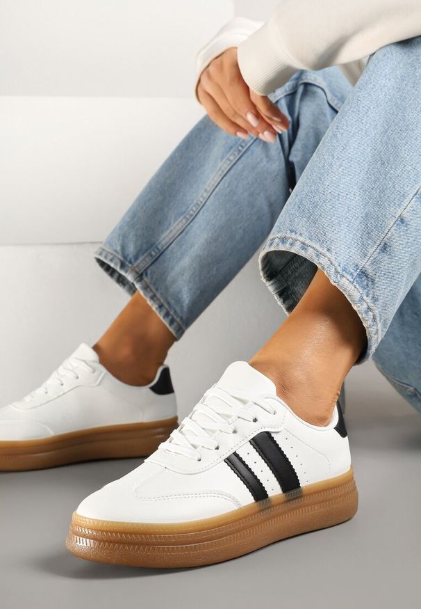 Born2be - Białe Sneakersy w Stylu Tenisówek z Perforacją i Ozdobnymi Paskami Jenarosea. Okazja: na co dzień. Zapięcie: pasek. Kolor: biały. Materiał: jeans. Wzór: paski
