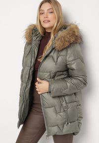 Born2be - Zielona Kurtka z Pikowanymi Przeszyciami i Kapturem z Futrem Azinga. Okazja: na spacer. Typ kołnierza: golf. Kolekcja: plus size. Kolor: zielony. Materiał: futro. Styl: elegancki #5