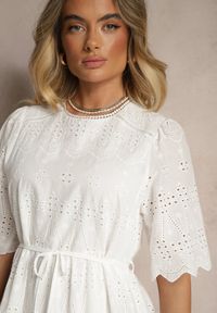 Renee - Biała Sukienka Ażurowa z Bawełny z Paskiem Nilozi. Okazja: na co dzień, na spacer. Kolor: biały. Materiał: bawełna. Wzór: ażurowy. Sezon: lato. Typ sukienki: proste. Styl: casual #3