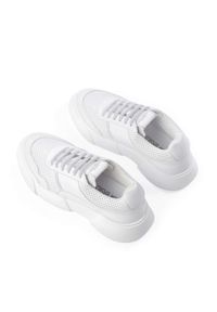 PREMIUM BASICS - Perforowane białe sneakersy SNOW PERFORATED. Nosek buta: okrągły. Kolor: biały. Materiał: jeans, materiał. Szerokość cholewki: normalna. Wzór: aplikacja, nadruk. Sezon: wiosna #2