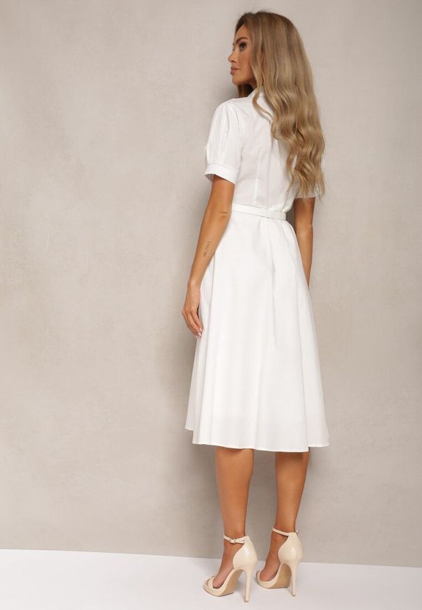 Renee - Biała Sukienka w Koszulowym Stylu z Paskiem Ozdobiona Koronką Ilidia. Kolor: biały. Materiał: koronka. Wzór: aplikacja, koronka. Typ sukienki: koszulowe. Styl: elegancki, klasyczny