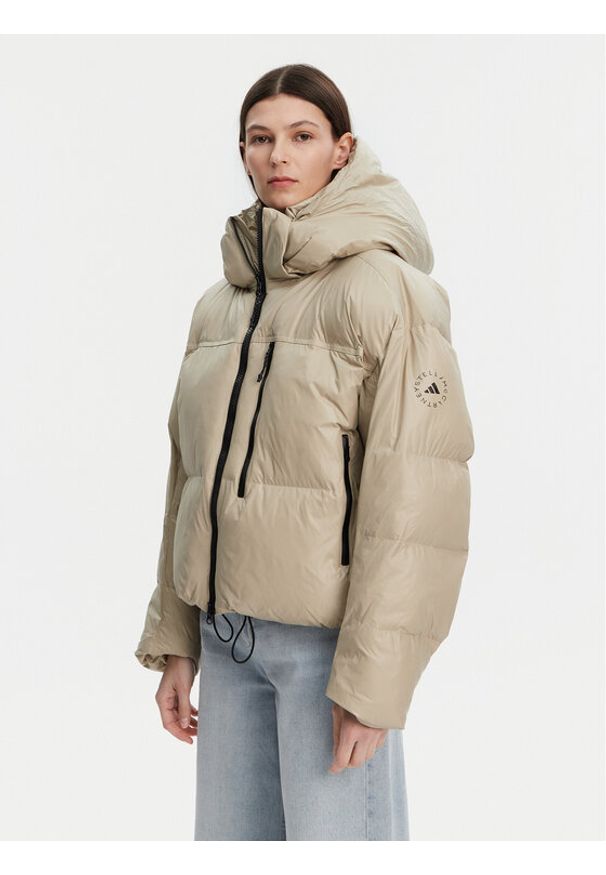 Adidas by Stella McCartney - adidas by Stella McCartney Kurtka zimowa Winter JI5198 Beżowy Loose Fit. Kolor: beżowy. Materiał: syntetyk. Sezon: zima