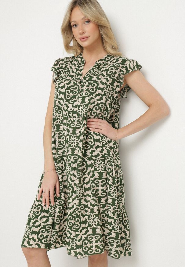Born2be - Zielona Bawełniana Sukienka o Rozkloszowanym Kroju w Ornamentalny Wzór Zalimea. Okazja: na co dzień. Typ kołnierza: dekolt w kształcie V. Kolor: zielony. Materiał: bawełna. Długość rękawa: krótki rękaw. Typ sukienki: rozkloszowane. Styl: casual, elegancki