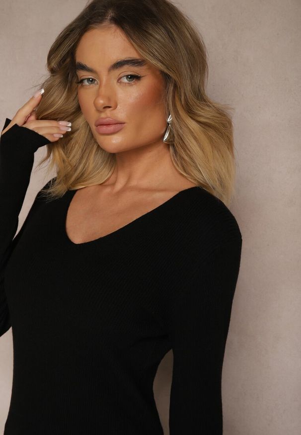 Renee - Czarny Sweter z Wiskozą Ozdobiony Aplikacjami przy Rękawach Sonirita. Okazja: na spotkanie biznesowe, na co dzień. Kolor: czarny. Materiał: wiskoza. Wzór: aplikacja. Styl: biznesowy, casual
