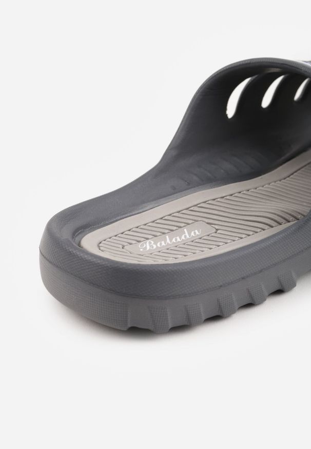 Born2be - Szare Klapki na Grubej Podeszwie z Wycięciami na Cholewce Henria. Okazja: na co dzień. Kolor: szary. Materiał: jeans, dresówka. Styl: sportowy, wakacyjny, casual