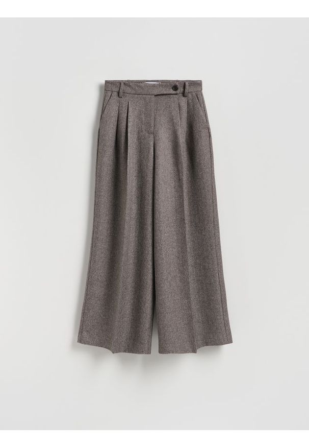 Reserved - Spodnie z zakładkami - brązowy. Kolor: brązowy. Materiał: tkanina