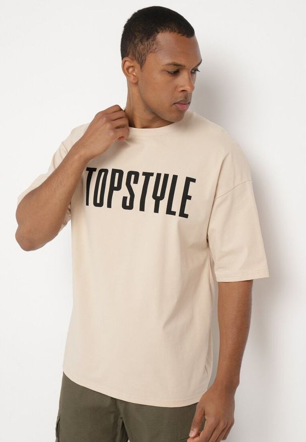 Born2be - Beżowa Bawełniana Koszulka z Krótkim Rękawem i Ozdobnymi Nadrukami na Plecach i z Przodu Azariel. Okazja: na co dzień. Kolor: beżowy. Materiał: bawełna. Długość rękawa: krótki rękaw. Długość: krótkie. Wzór: nadruk. Styl: casual