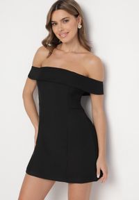 Born2be - Czarna Taliowana Sukienka z Dekoltem Bandeau z Zakładką Zelzemis. Kolor: czarny. Styl: elegancki, klasyczny #1