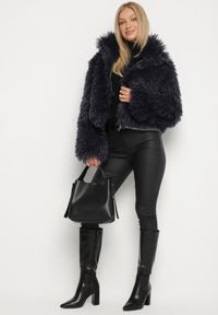 Born2be - Granatowa Krótka Kurtka Futerko z Wysokim Kołnierzem i Długim Włosiem Lanalia. Okazja: na co dzień, na spacer. Kolor: niebieski. Materiał: futro. Długość: krótkie. Styl: casual #6