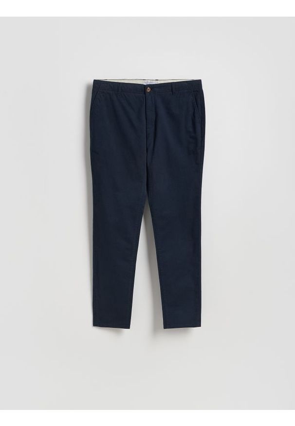Reserved - Spodnie chino slim fit - granatowy. Kolor: niebieski. Materiał: tkanina, bawełna