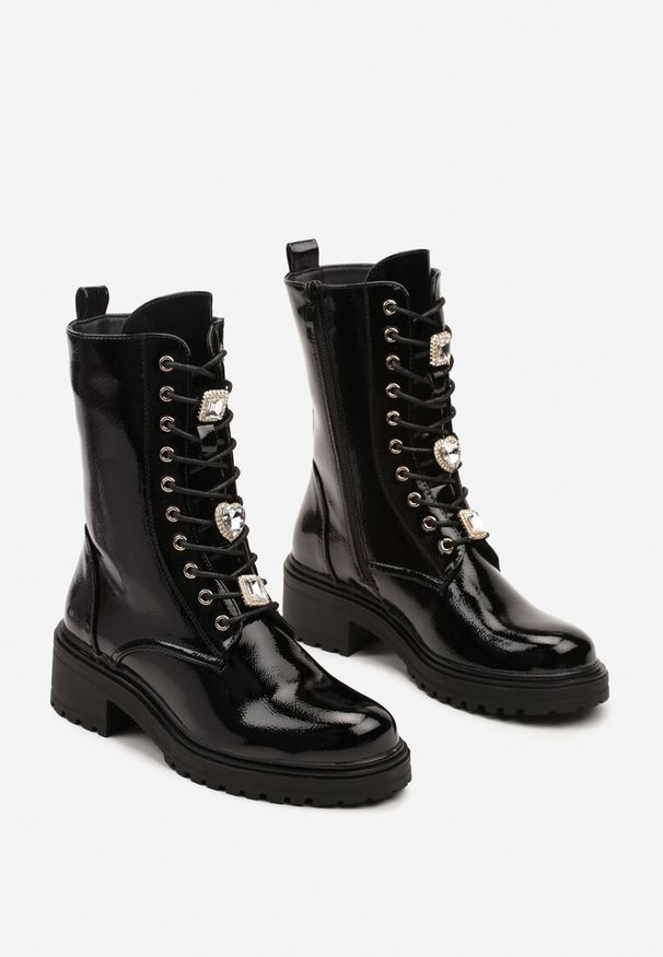 Renee - Czarne Płaskie Sznurowane Botki Workery Ozdobione Cyrkoniami Niathria. Okazja: na co dzień. Nosek buta: okrągły. Zapięcie: sznurówki. Kolor: czarny. Wzór: aplikacja. Materiał: jeans. Obcas: na obcasie. Styl: rockowy, casual, klasyczny. Wysokość obcasa: niski