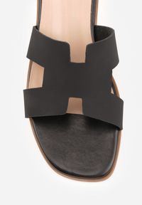 Renee - Czarne Klapki VICES Basic z Ozdobnymi Wycięciami i Ściętym Noskiem Selestte. Okazja: na co dzień. Kolor: czarny. Materiał: jeans. Sezon: lato. Styl: casual #2