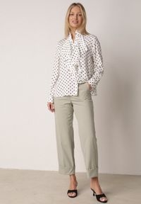 Born2be - Biała Wiskozowa Koszula w Kropki ze Stójką z Ozdobnymi Falbanami Isamene. Okazja: na co dzień. Typ kołnierza: kołnierzyk stójkowy. Kolor: biały. Materiał: wiskoza. Wzór: kropki. Styl: casual, klasyczny #6