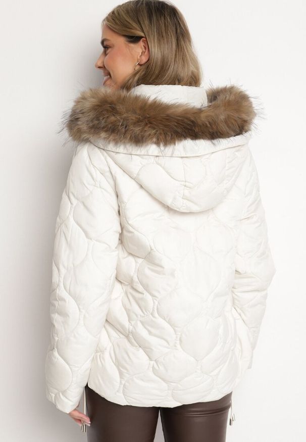 Born2be - Jasnobeżowa Pikowana Kurtka z Odpinanym Kapturem i Futrem Ravira. Okazja: na co dzień. Kolor: beżowy. Materiał: futro. Styl: klasyczny, elegancki, casual