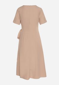 Born2be - Beżowa Sukienka Vices o Rozkloszowanym Kroju z Ozdobnym Wiązaniem Ellis. Okazja: na co dzień, na imprezę. Kolor: beżowy. Materiał: skóra, jeans. Długość rękawa: krótki rękaw. Styl: klasyczny, casual #7