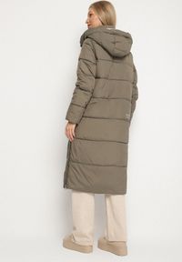 Born2be - Ciemnozielona Długa Kurtka Pikowana z Kapturem i Bocznymi Suwakami Aruvitta. Okazja: na co dzień. Typ kołnierza: kaptur. Kolor: zielony. Materiał: poliester, dresówka, jeans, zamsz. Długość: długie. Wzór: ze splotem. Styl: sportowy, casual, elegancki #4