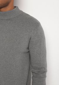 Born2be - Szary Sweter Półgolf z Bawełną Ozdobiony Ściągaczami Zolila. Okazja: na co dzień, na spotkanie biznesowe. Kolor: szary. Materiał: bawełna. Długość rękawa: długi rękaw. Długość: długie. Wzór: aplikacja. Styl: casual, biznesowy, klasyczny #5