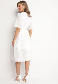 Born2be - Biała Bawełniana Ażurowa Sukienka Ozdobiona Paskiem Zelozi. Okazja: na co dzień. Kolor: biały. Materiał: bawełna. Wzór: aplikacja, ażurowy. Styl: casual, elegancki #5