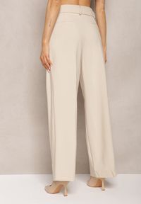 Renee - Beżowe Spodnie Szerokie High Waist Zapinane na Klamrę z Materiałowym Paskiem Etela. Okazja: na co dzień. Stan: podwyższony. Kolor: beżowy. Materiał: materiał. Styl: casual, elegancki