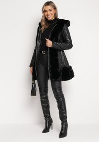 Born2be - Czarna Pikowana Kurtka z Kapturem Wiązana Paskiem Ozdobiona Sztucznym Futerkiem Sagure. Typ kołnierza: kaptur. Kolor: czarny. Materiał: futro. Wzór: aplikacja #5