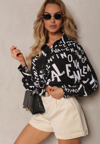 Renee - Czarno-Biała Koszula z Długim Rękawem i Ozdobnymi Napisami Wiązana na Dole Vikna. Okazja: na spotkanie biznesowe, na co dzień. Kolor: czarny. Materiał: jeans. Długość rękawa: długi rękaw. Długość: długie. Wzór: napisy. Styl: casual, wizytowy, biznesowy