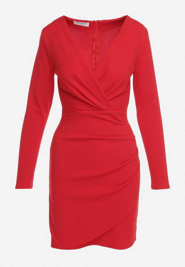Born2be - Czerwona Sukienka Mini z Kopertowym Dekoltem i Marszczeniami Hiacinta. Typ kołnierza: dekolt kopertowy. Kolor: czerwony. Typ sukienki: kopertowe. Styl: elegancki. Długość: mini