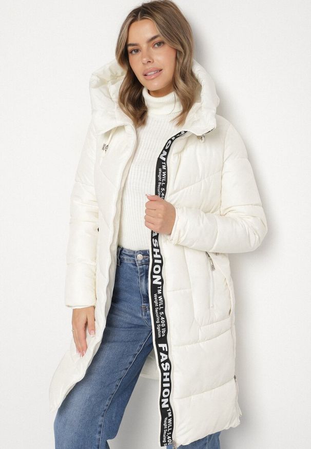 Born2be - Biała Długa Kurtka Pikowana z Kapturem i Ozdobną Taśmą przy Suwaku Galorrea. Okazja: na co dzień. Typ kołnierza: kaptur. Kolor: biały. Materiał: dzianina, poliester, jeans. Długość: długie. Styl: casual, elegancki