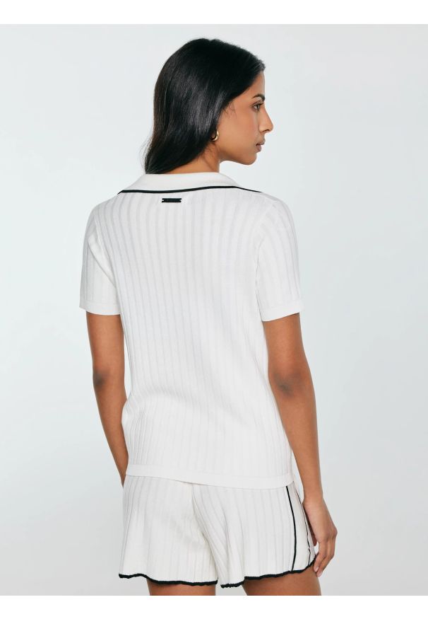 Big-Star - Koszulka damska polo z kontrastowym wykoŅczeniem biała Micka 100. Typ kołnierza: polo. Kolor: biały. Materiał: prążkowany, skóra, dzianina. Wzór: aplikacja. Styl: elegancki, sportowy