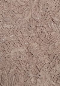 Born2be - Brązowa Koronkowa Bluzka z Falbanką i Rozszerzanymi Rękawami Nelaetia. Typ kołnierza: kołnierz z falbankami. Kolor: brązowy. Materiał: koronka. Wzór: koronka. Styl: elegancki, klasyczny #4