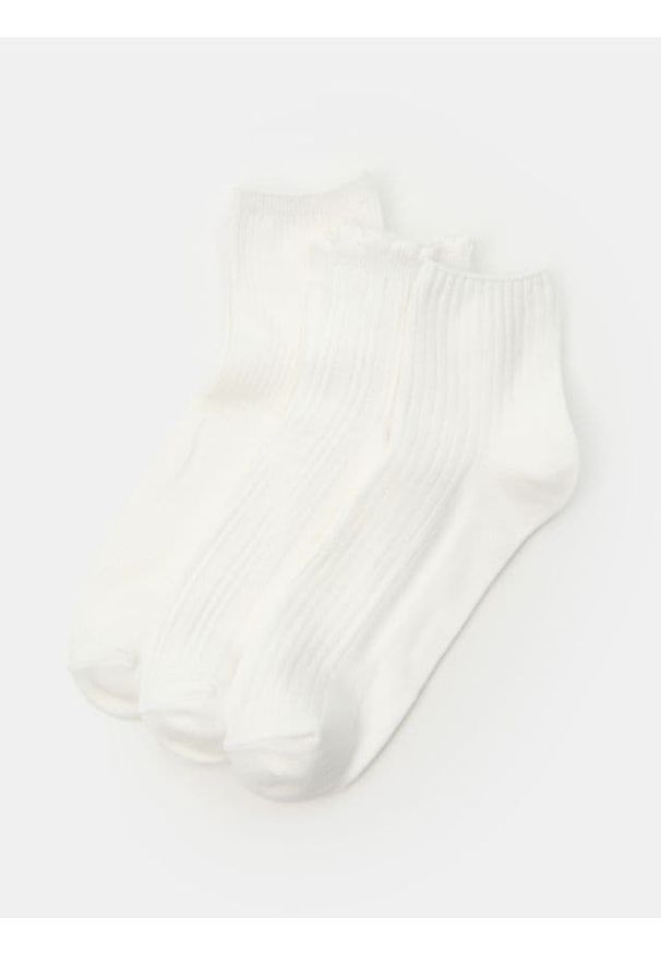 Sinsay - Skarpetki z wykończeniem falbankowym 3 pack - biały. Kolor: biały