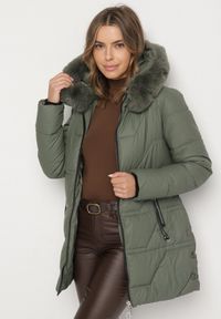 Born2be - Zielona Taliowana Kurtka Pikowana z Kapturem z Futrem Nalaseva. Okazja: na co dzień. Typ kołnierza: kaptur. Kolor: zielony. Materiał: futro. Sezon: zima. Styl: casual, elegancki