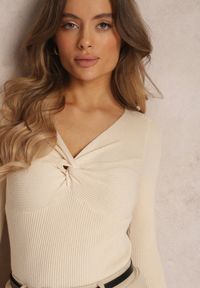 Renee - Beżowy Prążkowany Sweter z Supełkiem Tarise. Kolor: beżowy. Materiał: prążkowany #3
