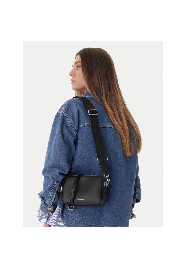 Torebka Calvin Klein. Kolor: czarny