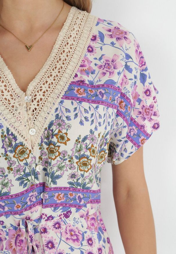 Born2be - Fioletowa Sukienka Maxi z Guzikami i Koronkowym Dekoltem Cristyn. Kolor: fioletowy. Materiał: koronka. Sezon: wiosna, lato. Długość: maxi