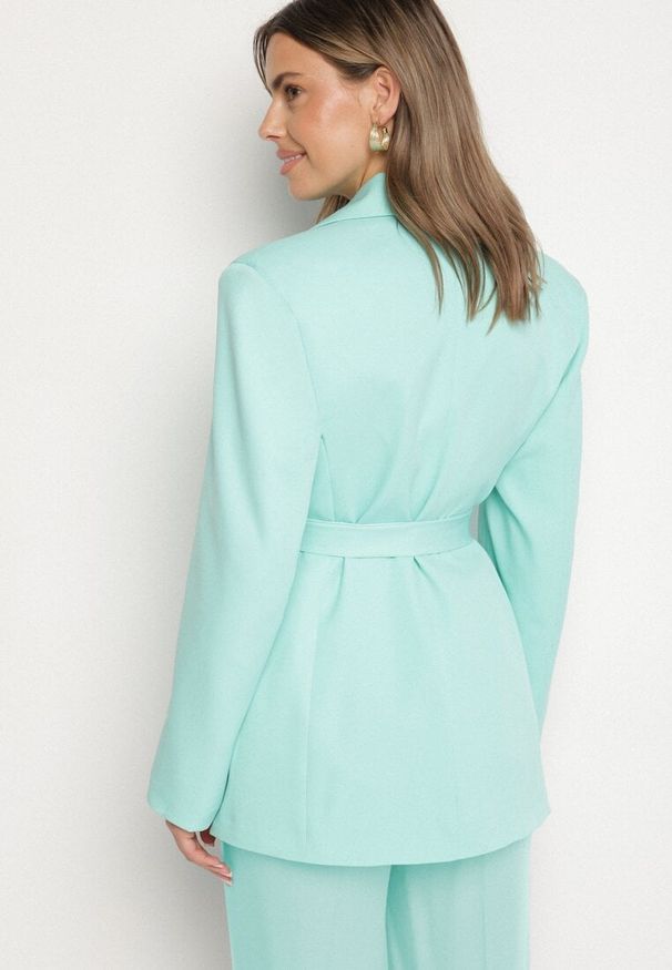 Born2be - Jasnozielona Jednorzędowa Marynarka z Paskiem i Usztywnionymi Ramionami Diomella. Okazja: na co dzień. Kolor: zielony. Materiał: jeans. Styl: elegancki, casual