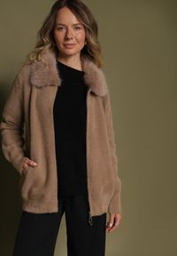 Born2be - Ciemnobeżowy Kardigan z Wełną z Futrzanym Kołnierzem Zapinany na Suwak Sistte. Okazja: na co dzień. Kolor: beżowy. Materiał: wełna, futro. Długość rękawa: długi rękaw. Długość: długie. Styl: casual