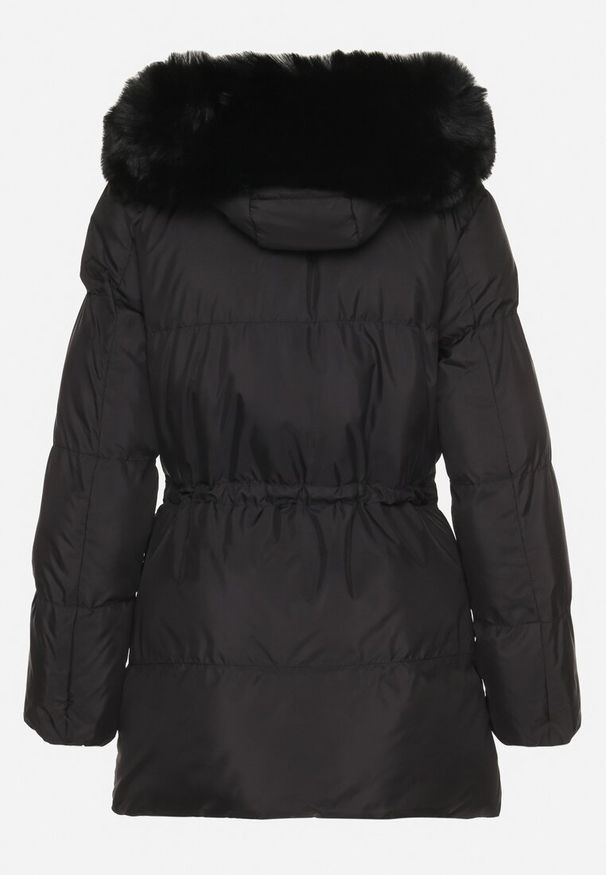 Born2be - Czarna Pikowana Kurtka z Odpinanym Kapturem i Futerkiem Ściągana w Talii Zaisin. Okazja: na co dzień. Kolor: czarny. Materiał: futro. Styl: casual