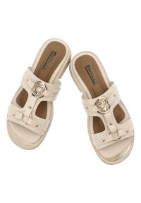 Klapki damskie Artiker, cholewka ze skóry naturalnej wsuwany fason z szerokimi paskami na płaskiej podeszwie, beżowe, 58C1629. Okazja: na co dzień. Kolor: beżowy. Materiał: skóra. Wzór: paski. Sezon: lato. Obcas: na płaskiej podeszwie. Styl: elegancki, casual #4