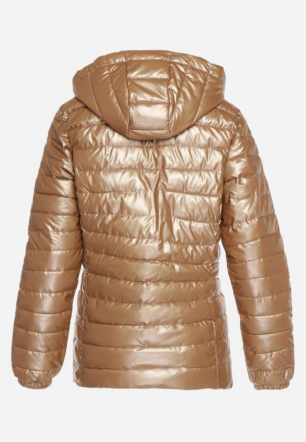 Born2be - Ciemnobeżowa Pikowana Kurtka Metaliczna z Kapturem Slaissa. Okazja: na co dzień. Typ kołnierza: kaptur. Kolor: beżowy. Wzór: aplikacja. Styl: casual