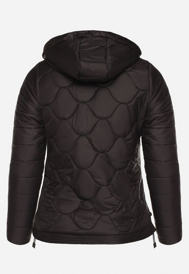 Born2be - Czarna Kurtka Pikowana Przeciwwiatrowa z Odpinanym Kapturem Wlerra. Kolekcja: plus size. Kolor: czarny